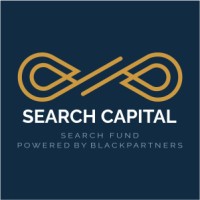 Logo Search Capital ze złotym geometrycznym symbolem nieskończoności nad nazwą firmy w białym tekście, z hasłem SEARCH FUND POWERED BY BLACKPARTNERS poniżej na ciemnoniebieskim tle, reprezentującym siłę i wizję w inwestycjach w wyszukiwanie.