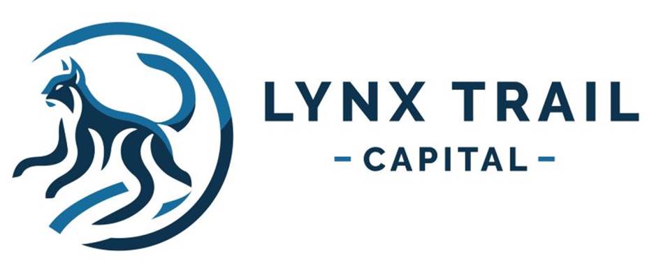 Logo Lynx Trail Capital przedstawia stylizowanego niebieskiego rysia w okrągłym kształcie, symbolizującego zwinność i precyzję w poszukiwaniu okazji, umieszczonego po lewej stronie nazwy firmy wielkimi, pogrubionymi literami.