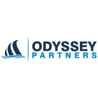 Logo Odyssey Partners z trzema stylizowanymi żaglami po lewej stronie w kolorze ciemnoniebieskim i jasnoniebieskim, z napisem "ODYSSEY PARTNERS" pogrubionymi literami po prawej stronie, symbolizującymi wskazówki i poszukiwanie nowych możliwości.