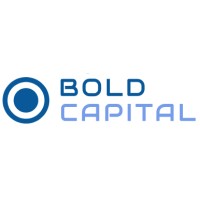 Logo Bold Capital zawiera niebieską okrągłą ikonę celu, sugerującą motyw wyszukiwania, po lewej stronie słów BOLD CAPITAL-BOLD w kolorze ciemnoniebieskim i CAPITAL w kolorze jasnoniebieskim - wszystko na białym tle.