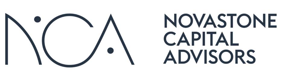 Logo dla Novastone Capital Advisors. Po lewej stronie stylizowane inicjały NCA z kropkami wkomponowanymi w projekt, subtelnie sugerującymi wyszukiwanie. Po prawej stronie znajduje się pełna nazwa firmy zapisana wielkimi literami czystą czcionką bezszeryfową.